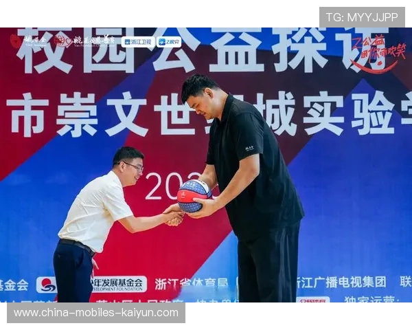 库兹马底线反跑接球暴扣抢镜