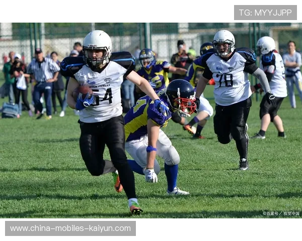 橄榄球团队配合比拼体能与意志双重胜利