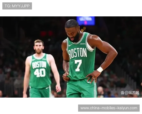 杰伦·布朗快速反击完成高难度终结