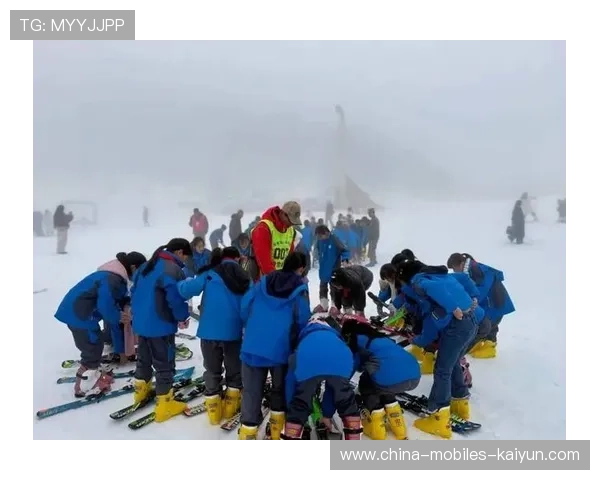 滑雪选手雪圈冲错道误闯儿童区，孩子都看傻